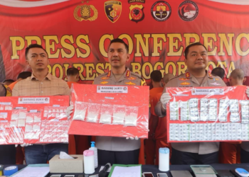 Kapolresta Bogor Kota Kombes Bismo Teguh Prakoso menggelar konferensi pers di Mako Polresta Bogor Kota pada Selasa (29/10/2024) untuk mengungkap kasus penyalahgunaan narkotika dan obat keras tertentu. (FOTO: Istimewa)