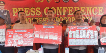 Kapolresta Bogor Kota Kombes Bismo Teguh Prakoso menggelar konferensi pers di Mako Polresta Bogor Kota pada Selasa (29/10/2024) untuk mengungkap kasus penyalahgunaan narkotika dan obat keras tertentu. (FOTO: Istimewa)