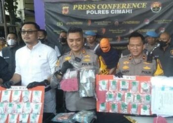 Kapolres Cimahi, AKBP Tri Suhartanto, memperlihatkan barang bukti dalam kasus korupsi dengan tersangka Kepala Kantor PT Pegadaian Unit Pelayanan Cabang Batujajar, Kabupaten Bandung Barat.(Foto:Istimewa).