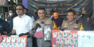 Kapolres Cimahi, AKBP Tri Suhartanto, memperlihatkan barang bukti dalam kasus korupsi dengan tersangka Kepala Kantor PT Pegadaian Unit Pelayanan Cabang Batujajar, Kabupaten Bandung Barat.(Foto:Istimewa).