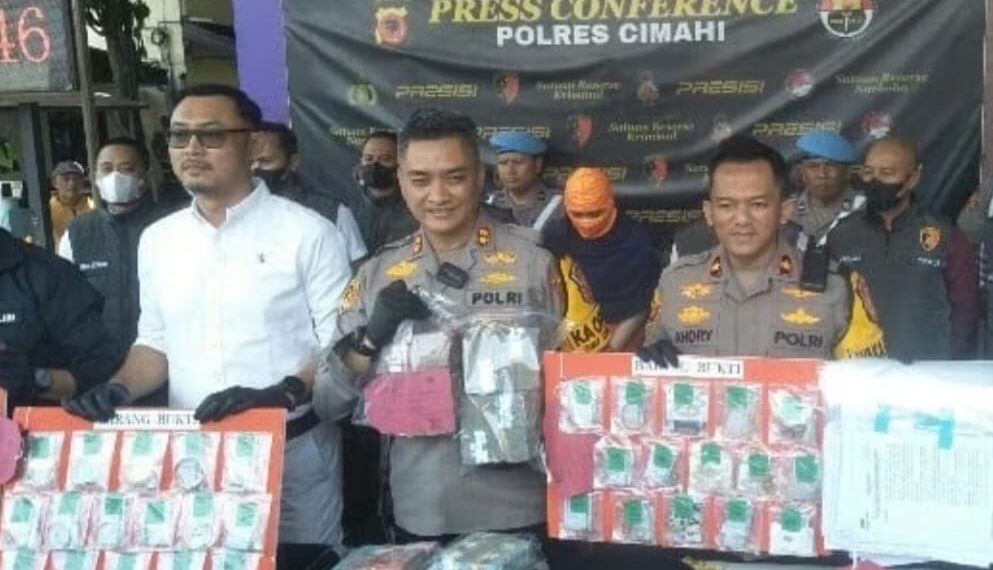 Kapolres Cimahi, AKBP Tri Suhartanto, memperlihatkan barang bukti dalam kasus korupsi dengan tersangka Kepala Kantor PT Pegadaian Unit Pelayanan Cabang Batujajar, Kabupaten Bandung Barat.(Foto:Istimewa).