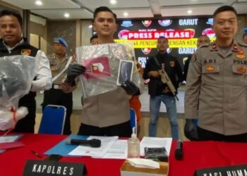 Kapolres Garut, AKBP M. Fajar Gemilang, menunjukkan barang bukti dari tersangka pelaku penjambretan yang berhasil ditangkap.(Foto:Istimewa).