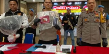 Kapolres Garut, AKBP M. Fajar Gemilang, menunjukkan barang bukti dari tersangka pelaku penjambretan yang berhasil ditangkap.(Foto:Istimewa).