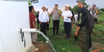 Kapolres Indramayu AKBP Ari Setyawan Wibowo melakukan pengecekan dan peninjauan lahan dalam rangka mendukung program ketahanan pangan Nasional. (Dok. Istimewa)