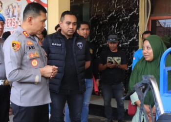 Kapolres Indramayu AKBP Ari Setyawan Wibowo bersama Kasat Reskrim, AKP Hilal Adi Imawan menyerahkan sepeda motor hasil curian kepada pemiliknya, Nopianti (35), di halaman Mapolres Indramayu pada Rabu (30/10/2024).(FOTO: Istimewa)