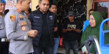 Kapolres Indramayu AKBP Ari Setyawan Wibowo bersama Kasat Reskrim, AKP Hilal Adi Imawan menyerahkan sepeda motor hasil curian kepada pemiliknya, Nopianti (35), di halaman Mapolres Indramayu pada Rabu (30/10/2024).(FOTO: Istimewa)