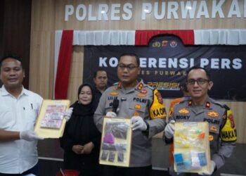 Kapolres Purwakarta, AKBP Lilik Ardiansyah, memperlihatkan barang bukti narkoba disita dari 18 tersangka.(Foto:Istimewa).