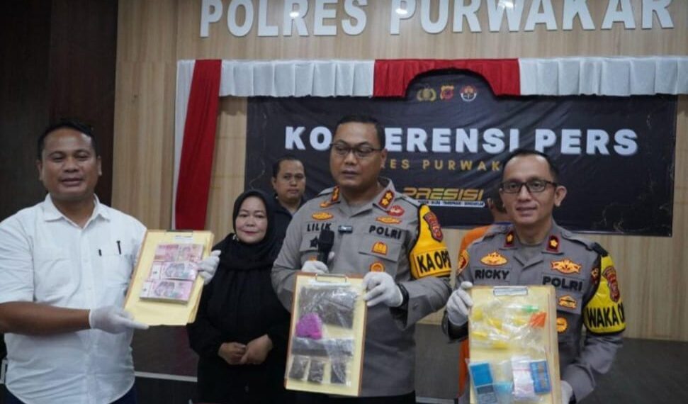 Kapolres Purwakarta, AKBP Lilik Ardiansyah, memperlihatkan barang bukti narkoba disita dari 18 tersangka.(Foto:Istimewa).