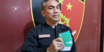 Kasatreskrim Polres Sukabumi, AKP Ali Jupri, menunjukkan Kartu BPJS Kesehatan palsu.(Foto:Istimewa).