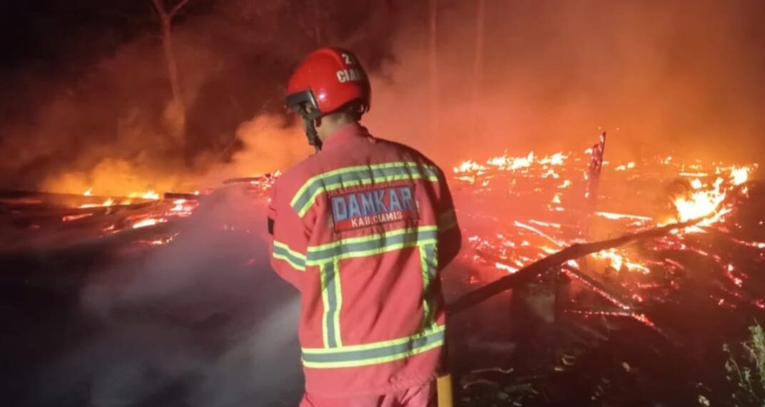 Peristiwa kebakaran menghanguskan kandang dan ribuan ekor ayam di Rajadesa, Kabupaten Ciamis.(Foto:Istimewa).