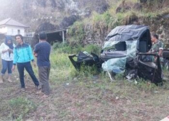 Bangkai mobil pikap membawa ibu-ibu arisan terjun ke jurang pulang berwisata dari objek wisata DH Garden, Setianegara, Kabupaten Kuningan.(Foto:Istimewa).