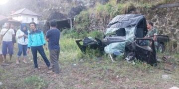 Bangkai mobil pikap membawa ibu-ibu arisan terjun ke jurang pulang berwisata dari objek wisata DH Garden, Setianegara, Kabupaten Kuningan.(Foto:Istimewa).