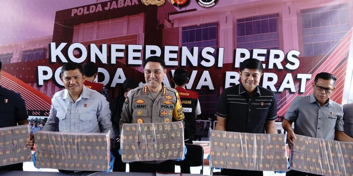 Barang bukti uang yang disita Ditreskrimsus Polda Jabar dalam kasus dugaan penyelewengan dana insentif tenaga kesehatan COVID-19 di RSUD Pelabuhanratu, Kabupaten Sukabumi.(Foto:Humas Polda Jabar).