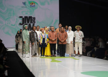 Mendag Zulkifli Hasan membuka Jakarta Muslim Fashion Week (JMFW) 2025 yang berlangsung di Indonesia Convention Exhibition (ICE), Bumi Serpong Damai, Kabupaten Tangerang, Banten.(FOTO: Humas Kemendag)