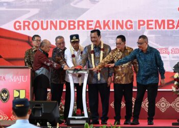 Menteri Koordinator Bidang Kemaritiman dan Investasi (Menko Marves) Luhut Binsar Pandjaitan didampingi Menteri Perhubungan (Menhub) Budi Karya Sumadi meresmikan Bandara Dhoho di Kabupaten Kediri, Jawa Timur, Jumat (18/10/2024). (Foto: dephub.go.id)