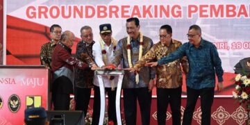 Menteri Koordinator Bidang Kemaritiman dan Investasi (Menko Marves) Luhut Binsar Pandjaitan didampingi Menteri Perhubungan (Menhub) Budi Karya Sumadi meresmikan Bandara Dhoho di Kabupaten Kediri, Jawa Timur, Jumat (18/10/2024). (Foto: dephub.go.id)