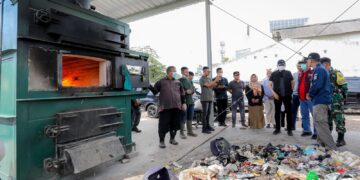 Penjabat Wali Kota Bandung, A. Koswara, melakukan peninjauan langsung terhadap pengoperasian mesin pengolah sampah Motah-6 di Kecamatan Bandung Kulon pada Minggu, 20 Oktober 2024.(FOTO: Humas Pemkot Bandung)