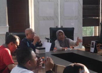 Sekretaris Daerah (Sekda) Kabupaten Garut, Nurdin Yana, memberikan apresiasi kepada Nissa Wargadipura yang berhasil meraih penghargaan internasional Food HERO's dari Organisasi Pangan dan Pertanian Perserikatan Bangsa-Bangsa (FAO).