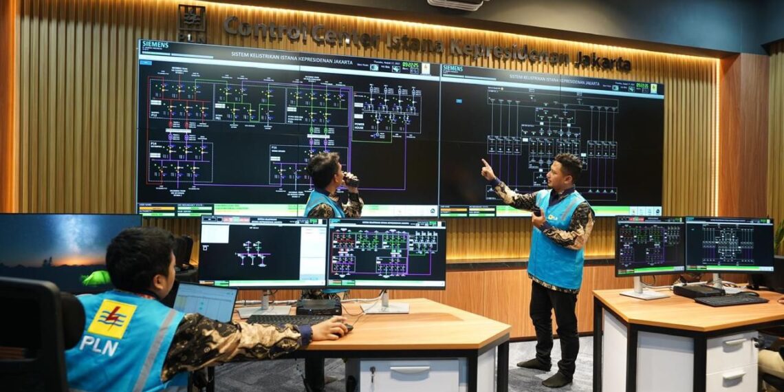 Kondisi kelistrikan Istana Kepresidenan Jakarta dipastikan selalu andal selama 24 jam oleh para petugas PLN melalui Control Center untuk mensukseskan acara Pelantikan Presiden dan Wakil Presiden periode 2024-2029 (20/10/2024).