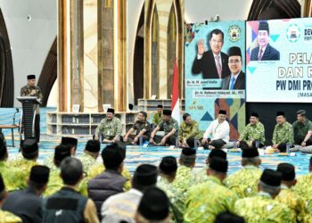 Penjabat Gubernur Jawa Barat, Bey Machmudin, bersama Ketua Umum Dewan Masjid Indonesia (DMI) sekaligus Wakil Presiden ke-10 dan ke-12 RI, Jusuf Kalla, menghadiri pelantikan Pengurus Wilayah DMI Provinsi Jabar periode 2024-2029 di Masjid Raya Al Jabbar, Kota Bandung, pada Senin (14/10/2024).