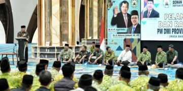 Penjabat Gubernur Jawa Barat, Bey Machmudin, bersama Ketua Umum Dewan Masjid Indonesia (DMI) sekaligus Wakil Presiden ke-10 dan ke-12 RI, Jusuf Kalla, menghadiri pelantikan Pengurus Wilayah DMI Provinsi Jabar periode 2024-2029 di Masjid Raya Al Jabbar, Kota Bandung, pada Senin (14/10/2024).