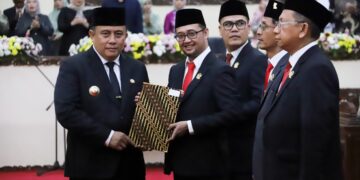 Pj Bupati Bekasi Dedy Supriyadi menyerahkan Surat Keputusan Gubernur Jawa Barat, kepada para Pimpinan DPRD Kabupaten Bekasi masa Jabatan 2024 - 2029. Bertempat di Ruang Rapat Paripurna DPRD Kabupaten Bekasi, Cikarang Pusat. Senin, (28/10/2024). FOTO : ENDAR RAZIQ B / NEWSROOM DISKOMINFOSANTIK.