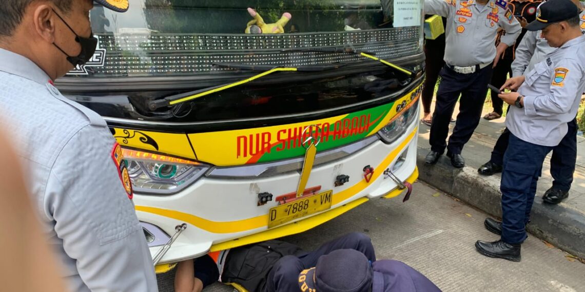 Dinas Perhubungan (Dishub) Kota Bandung, bersama Polrestabes Bandung, Polsek Gedebage, dan pihak kewilayahan, menggelar operasi penertiban penggunaan klakson tidak standar atau yang dikenal dengan "telolet" di kawasan Gedebage pada akhir pekan, 5-6 Oktober 2024. Razia ini berlangsung di Jalan SOR Gelora Bandung Lautan Api (GBLA) dan bertujuan untuk menegakkan aturan terkait penggunaan klakson sesuai dengan ketentuan yang berlaku.(FOTO: Humas Pemkot Bandung)