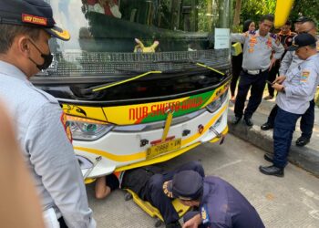 Dinas Perhubungan (Dishub) Kota Bandung, bersama Polrestabes Bandung, Polsek Gedebage, dan pihak kewilayahan, menggelar operasi penertiban penggunaan klakson tidak standar atau yang dikenal dengan "telolet" di kawasan Gedebage pada akhir pekan, 5-6 Oktober 2024. Razia ini berlangsung di Jalan SOR Gelora Bandung Lautan Api (GBLA) dan bertujuan untuk menegakkan aturan terkait penggunaan klakson sesuai dengan ketentuan yang berlaku.(FOTO: Humas Pemkot Bandung)