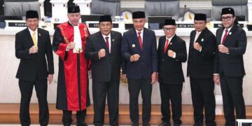 Penjabat (Pj.) Gubernur Jawa Barat, Bey Machmudin, menghadiri pelantikan pimpinan DPRD Provinsi Jabar untuk masa jabatan 2024-2029 di Ruang Rapat Paripurna DPRD Jabar di Kota Bandung.