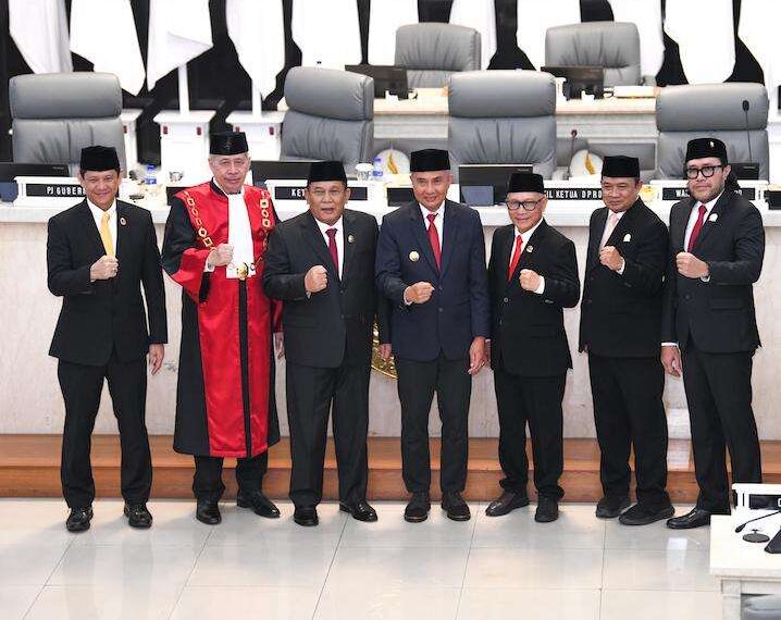 Penjabat (Pj.) Gubernur Jawa Barat, Bey Machmudin, menghadiri pelantikan pimpinan DPRD Provinsi Jabar untuk masa jabatan 2024-2029 di Ruang Rapat Paripurna DPRD Jabar di Kota Bandung.