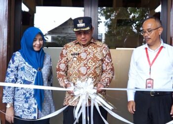 Pj Bupati Sumedang, Yudia Ramli, didampingi Sekretaris Daerah Tuti Ruswati dan Kepala (DPMPTSP) Kabupaten Sumedang Kemal Idris meresmikan Mal Pelayanan Publik (MPP) Mini, MPP Bergerak (Mobile), dan MPP Digital untuk wilayah barat Sumedang.(FOTO: Humas Pemkab Sumedang)