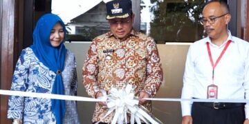 Pj Bupati Sumedang, Yudia Ramli, didampingi Sekretaris Daerah Tuti Ruswati dan Kepala (DPMPTSP) Kabupaten Sumedang Kemal Idris meresmikan Mal Pelayanan Publik (MPP) Mini, MPP Bergerak (Mobile), dan MPP Digital untuk wilayah barat Sumedang.(FOTO: Humas Pemkab Sumedang)