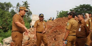 Pj Bupati Bekasi, Dedy Supriyadi, meninjau pembangunan jalan inspeksi Kalimalang
