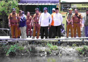 Pj. Bupati Bekasi Dedy Supriyadi bersama Kepala Dinas (SDA-BMBK) Henri Lincoln meninjau normalisasi saluran sekunder (SS) kali Cilemah Abang hulu Sukatani, yang berada di Kp. Rawa Makmur, Desa Karang Raharja. Kecamatan Cikarang Utara pada Senin, (30/09/2024). FOTO : ENDAR RAZIQ B / NEWSROOM DISKOMINFOSANTIK.