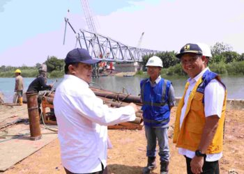 Penjabat Bupati Bekasi Dedy Supriyadi bersama Kepala Dinas (SDA-BMBK) Henri Lincoln meninjau progres pembangunan jembatan Sungai Citarum, yang menghubungkan antara Desa Pantai Mekar dengan Desa Pantai Bakti yang berada di Kecamatan Muaragembong. Pada Rabu, (09/10/2024). FOTO : ENDAR RAZIQ B / NEWSROOM DISKOMINFOSANTIK.