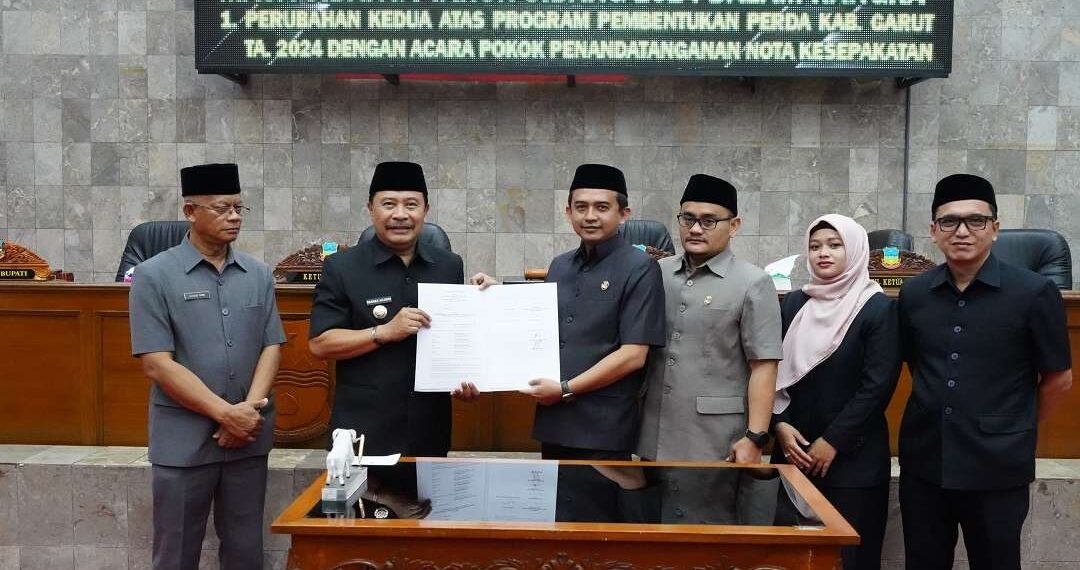 Penjabat Bupati Garut, Barnas Adjidin, menghadiri Rapat Paripurna DPRD Kabupaten Garut yang berlangsung di Ruang Rapat Paripurna pada Senin (14/10). (FOTO: Humas Pemkab Garut)