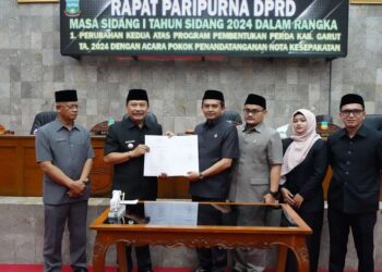 Penjabat Bupati Garut, Barnas Adjidin, menghadiri Rapat Paripurna DPRD Kabupaten Garut yang berlangsung di Ruang Rapat Paripurna pada Senin (14/10). (FOTO: Humas Pemkab Garut)