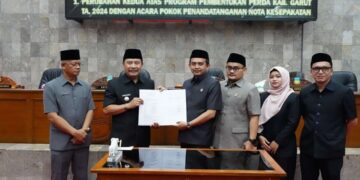 Penjabat Bupati Garut, Barnas Adjidin, menghadiri Rapat Paripurna DPRD Kabupaten Garut yang berlangsung di Ruang Rapat Paripurna pada Senin (14/10). (FOTO: Humas Pemkab Garut)