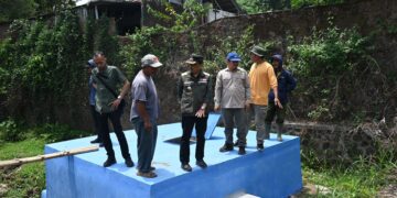 Pj Bupati Kuningan Tinjau Pembangunan Broncaptering.(FOTO: Humas Pemkab Kuningan)