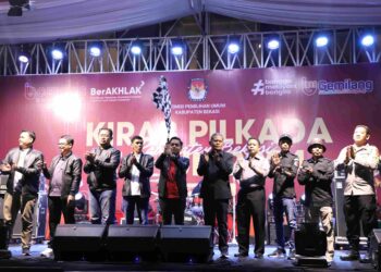 Pj Sekretaris Daerah (Sekda) Kabupaten Bekasi Jaoharul Alam menghadiri Kirab Pilkada Tahun 2024, yang digelar Komisi Pemilihan Umum (KPU) Kabupaten Bekasi, di Halaman Museum Gedung Juang 45, Tambun Selatan, pada Sabtu, (05/10/2024). FOTO : ENDAR RAZIQ B/NEWSROOM DISKOMINFOSANTIK.