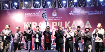 Pj Sekretaris Daerah (Sekda) Kabupaten Bekasi Jaoharul Alam menghadiri Kirab Pilkada Tahun 2024, yang digelar Komisi Pemilihan Umum (KPU) Kabupaten Bekasi, di Halaman Museum Gedung Juang 45, Tambun Selatan, pada Sabtu, (05/10/2024). FOTO : ENDAR RAZIQ B/NEWSROOM DISKOMINFOSANTIK.