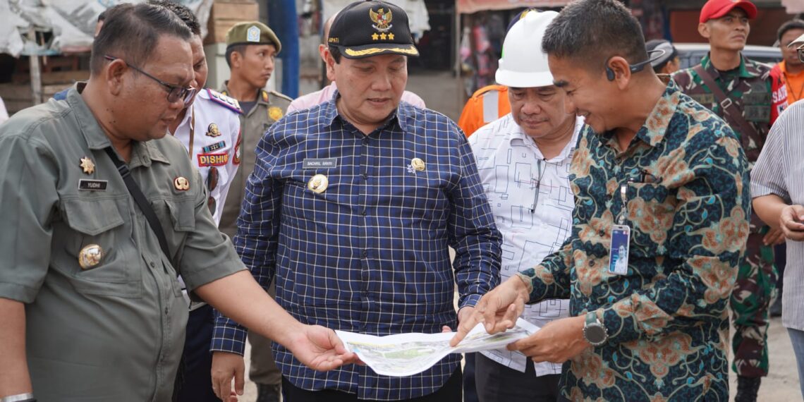 Pj. Bupati Bogor, Bachril Bakri, meninjau langsung pembangunan Fly Over Stasiun Tenjo pada Selasa (8/10).