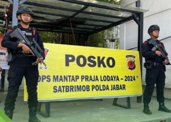 Sebanyak 30 Personel Sat Brimob Polda Jabar dikerahkan untuk melaksanakan pengamanan di Kantor KPU Provinsi Jawa Barat, ditambah dari Satgas Polda Jabar yang tergabung dalam Operasi Mantap Praja Lodaya 2024