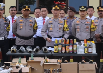 Konferensi pers dipimpin oleh Kapolres Cianjur AKBP Rohman Yonky Dilatha didampingi pejabat utama (PJU) Polres Cianjur, dan berlangsung di Lapangan Apel Mapolres Cianjur pada 30 September 2024.