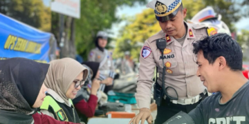 Polres Garut melaksanakan pengecekan kesehatan dan pemberian vitamin kepada masyarakat dalam rangka Operasi Zebra Lodaya 2024 di Simpang Lima, Kabupaten Garut, pada Rabu (16/10/2024).