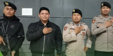 Petugas Polres Garut berjaga di gudang logistik KPU Garut.(FOTO: Istimewa)