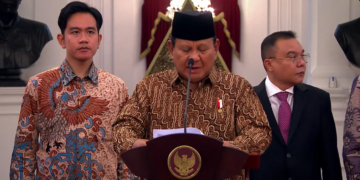Presiden Prabowo Subianto Didampingi Wakil Presiden Wakil Presiden Gibran Rakabuming Raka Mengumumkan Susunan Kabinet Merah Putih, di Istana Negara, Jakarta, Minggu (20/10/2024) malam. (Foto: Tangkapan YouTube BPMI)