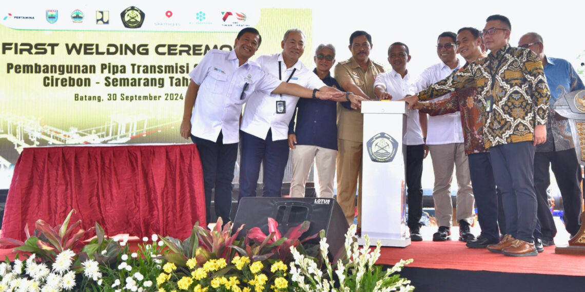 Menteri Energi dan Sumber Daya Mineral (ESDM) Bahlil Lahadalia pada hari Senin (30/9), secara resmi melanjutkan Proyek Strategis Nasional pipa gas transmisi Cirebon-Semarang (Cisem) tahap 2, mencakup ruas Batang-Cirebon-Kandang Haur. Seremonial pengelasan perdana pipa gas ini berlangsung di Kawasan Industri Batang, Jawa Tengah.