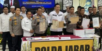 Menteri ATR/BPN, Agus Harimurti Yudhoyoho (AHY)  dan Kapolda Jabar, Irjen Pol. Akhmad Wiyagus,  mengungkap kasus tindak pidana mafia tanah di Jabar.(Foto:Istimewa)