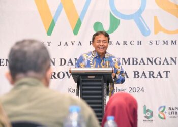 Sekretaris Daerah Provinsi Jawa Barat Herman Suryatman secara resmi membuka West Java Research Summit (WJRS) 2024 di Aston Hotel, Kota Bandung.(FOTO: Humas Pemprov Jabar)